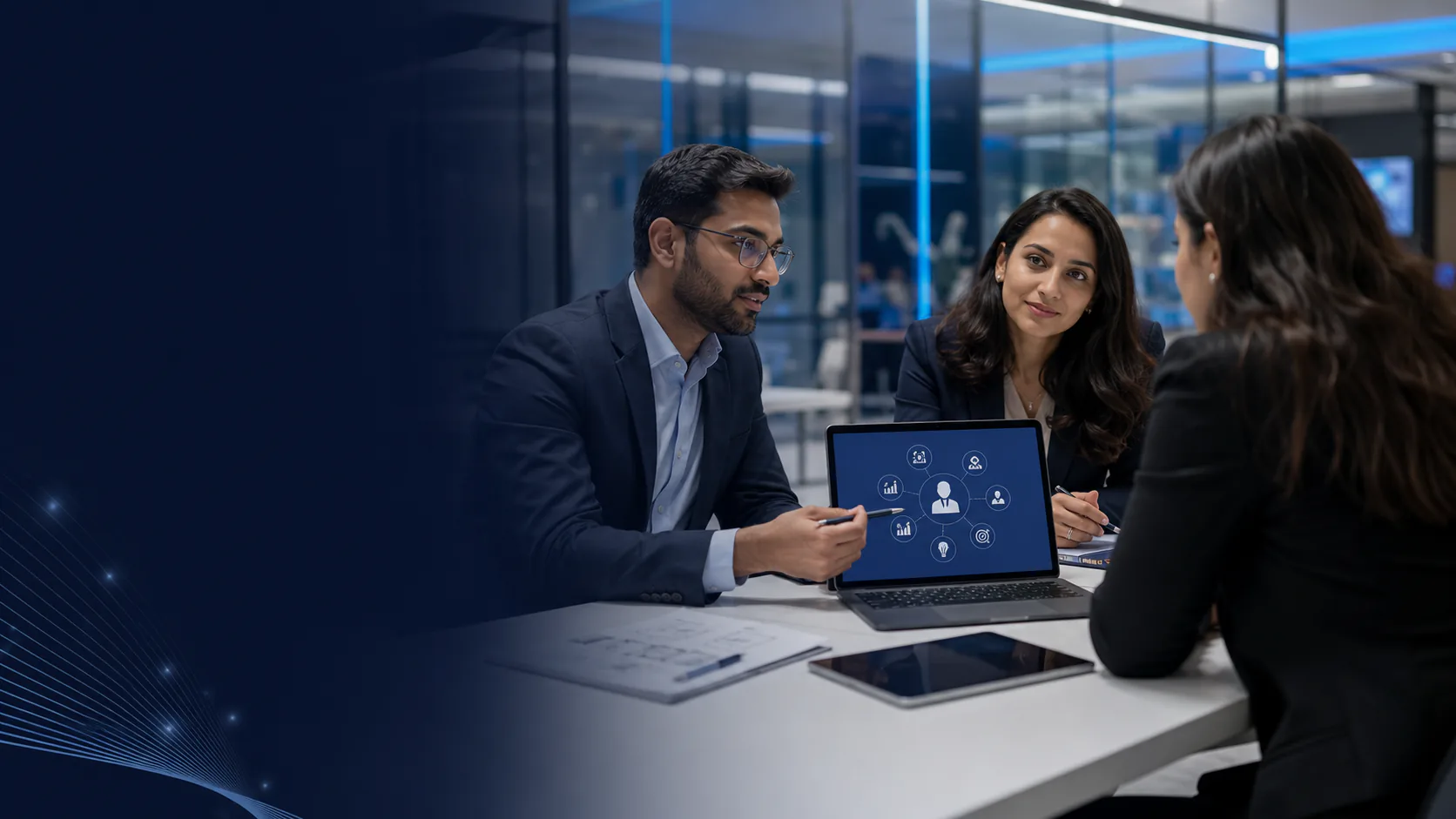 Equipo de Talentus orientando a una persona o empresa